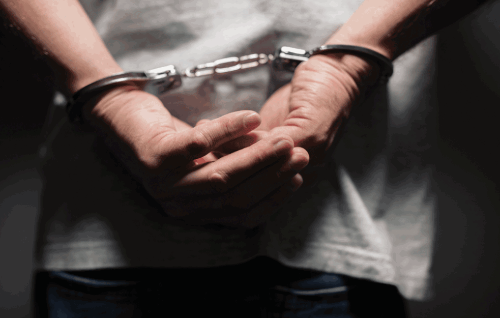 HAPŠENJE U ŠAPCU: Policija prilikom pretresa stana pronašla kokain! 



